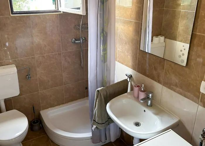 4 Bedroom Stunning In Apartment *